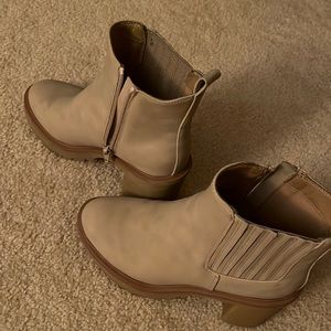 Dolce Vita Booties 6 Nude/Cream Colored